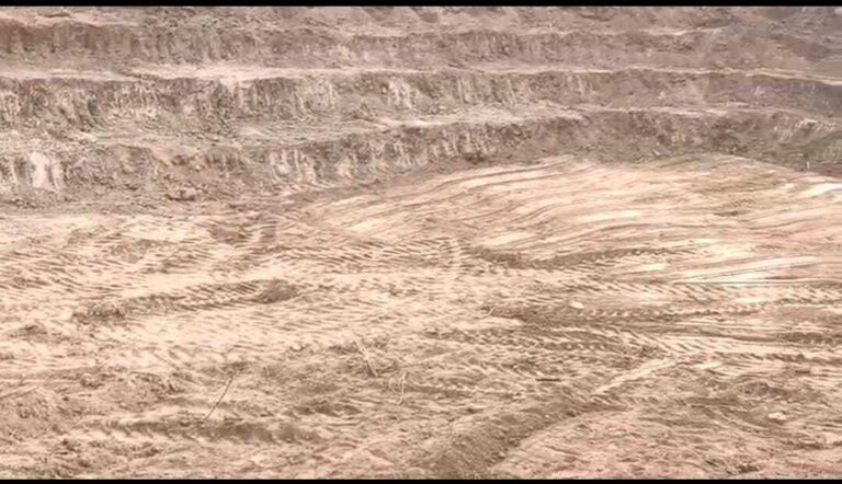 Giridih News :माल्डा में बिना बोर्ड लगाये जेसीबी मशीन से बन रहा परकुलेशन टैंक