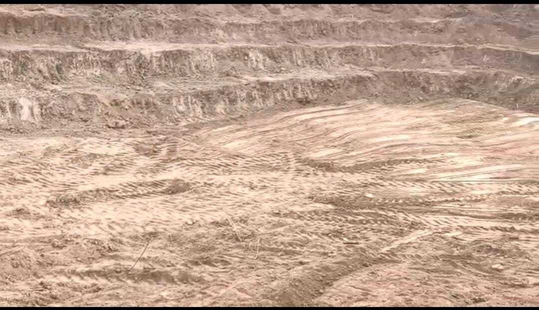 Giridih News :माल्डा में बिना बोर्ड लगाये जेसीबी मशीन से बन रहा परकुलेशन टैंक