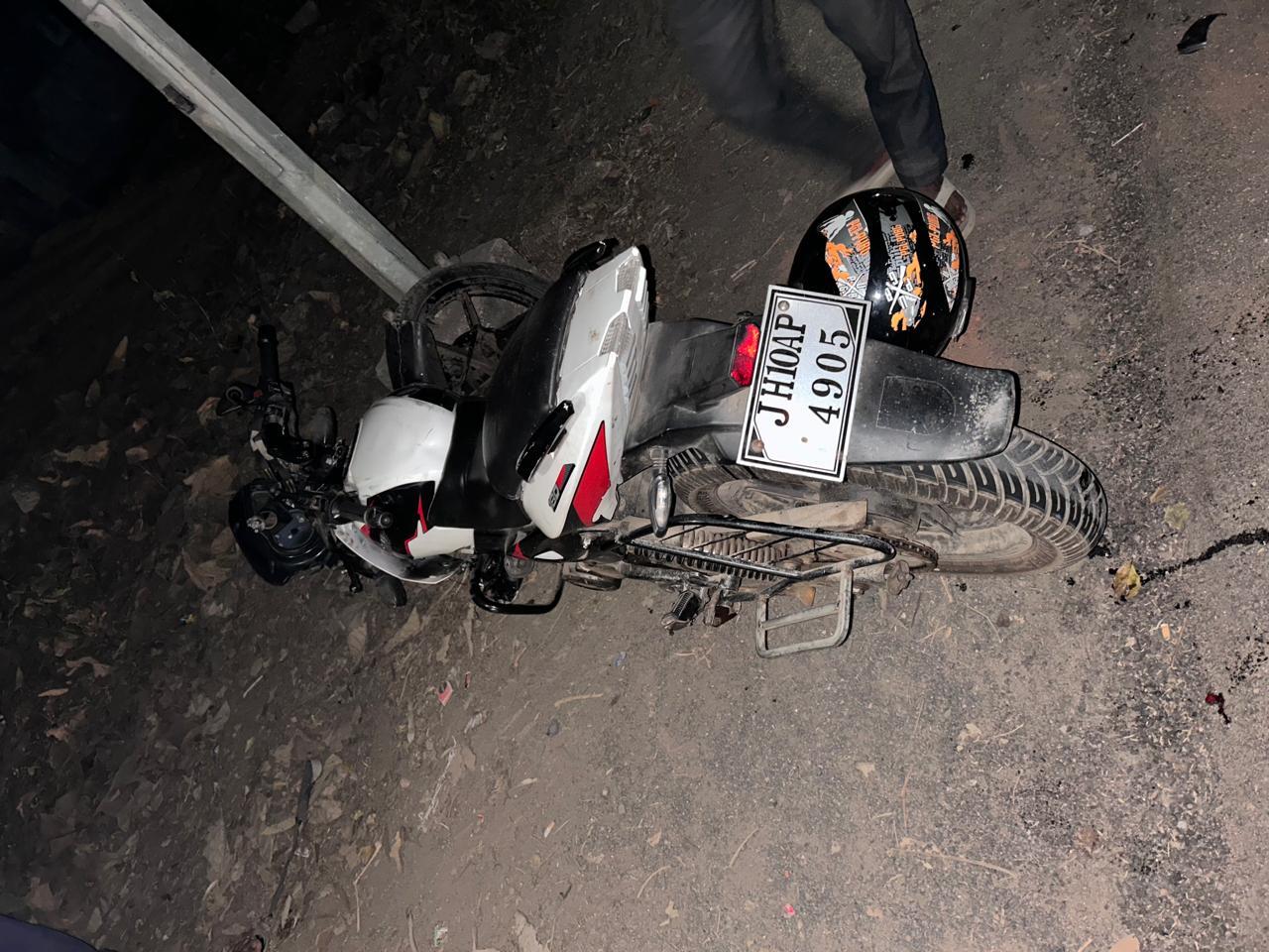 Deoghar news : कार के धक्के से बाइक सवार दो घायल, जांच में जुटी पुलिस