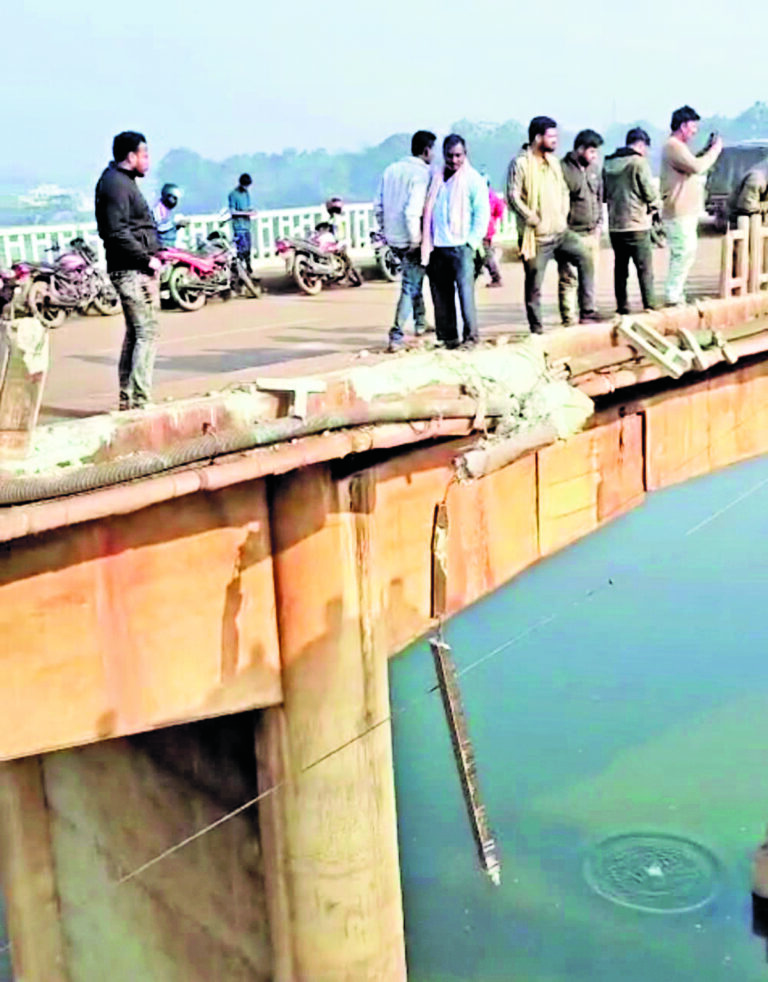 Rourkela News : जमुनानाकी ब्रिज का डिवाइडर तोड़ नदी में गिरा ट्रेलर, खलासी की मौत