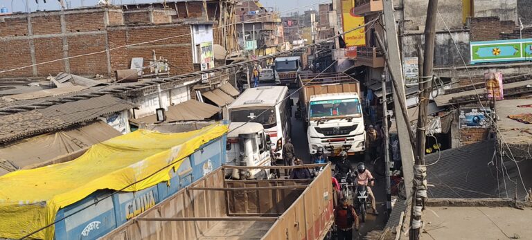 बालू लदे दो हाइवा व एक ट्रक जब्त, प्राथमिकी