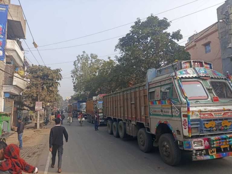 शिवाजी चौक पर बालू लोडेड ट्रक का टूटा गुल्ला, सात घंटे तक लगा रहा जाम
