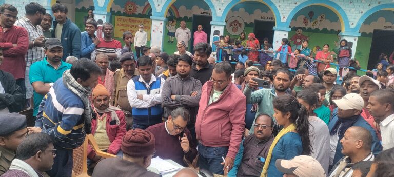 एचएम पर एमडीएम चावल चोरी का आरोप, ग्रामीणों ने किया हंगामा