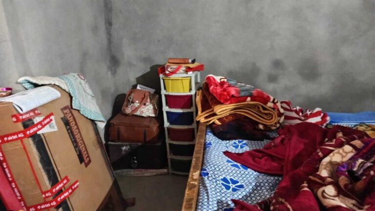 एक ही रात तीन घरों को बनाया निशाना, शोर मचने पर मोबाइल लेकर फरार