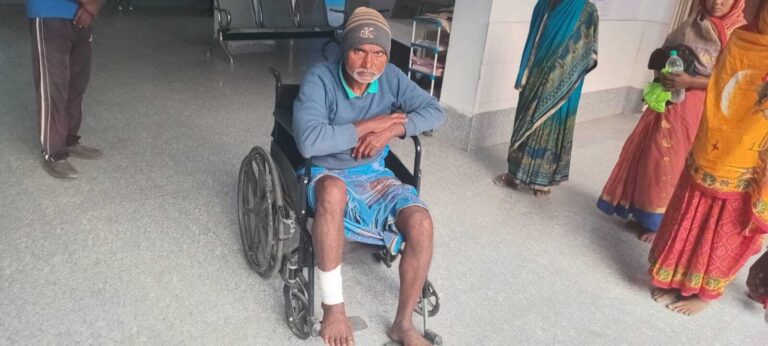 मशीन से पेड़ काटते समय मजदूर का कटा पैर, हालत गंभीर, रेफर