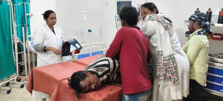 अनियंत्रित होकर नहर के खाई में गिरी ट्रैक्टर, चालक सहित तीन लोग जख्मी