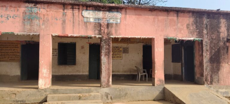 11 दिनों से एमडीएम ठप, एचएम अनुपस्थित, दोपहर बाद बच्चे लौट रहे घर