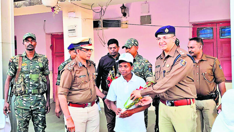 Rourkela News :  नक्सली संगठन सीपीआइ-माओवादी के लोकल गुरिल्ला दस्ते का सदस्य प्रभु ने किया सरेंडर