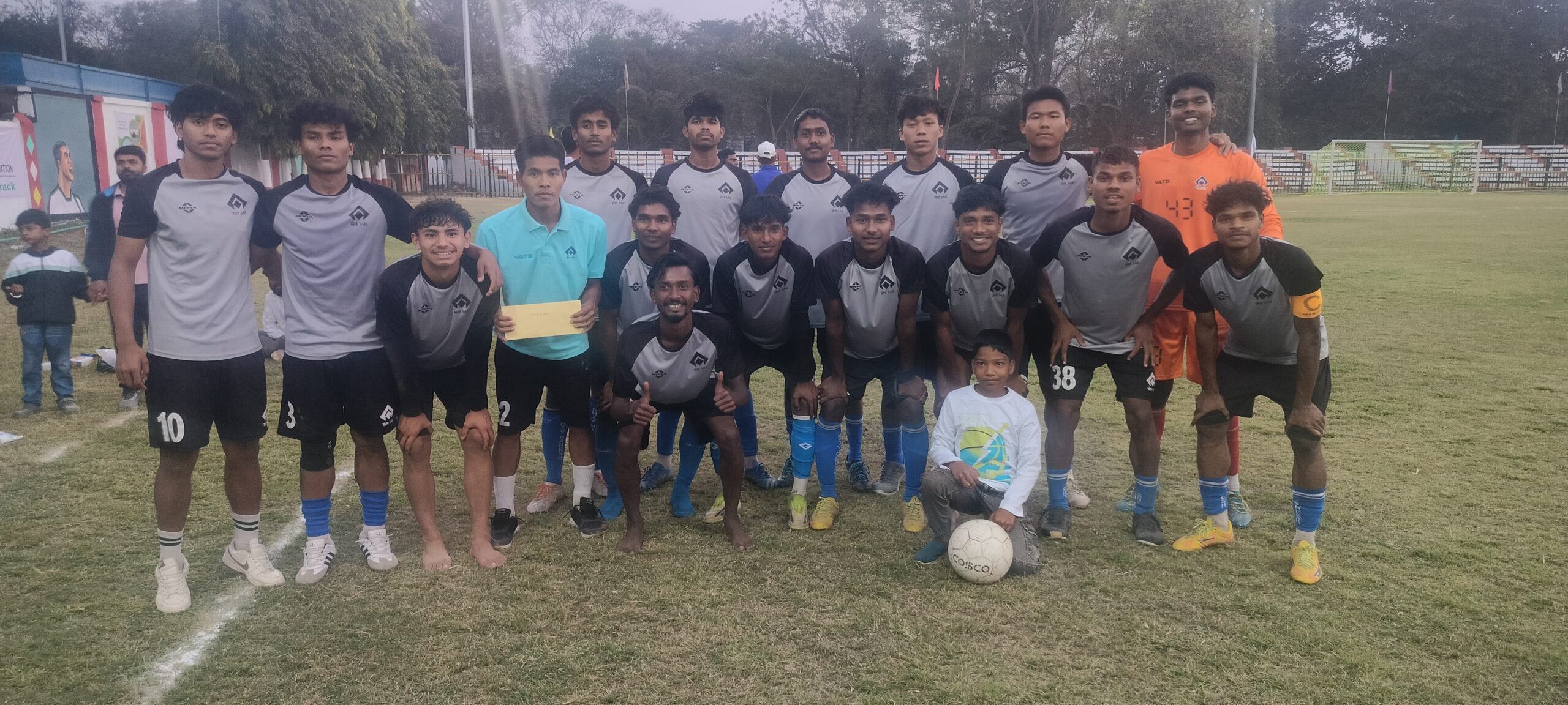 Chaibasa News : सेरसा पोड़ाहाट चक्रधरपुर की टीम सेल से हारकर टूर्नामेंट से बाहर