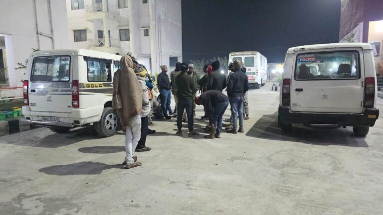 डिवाइडर से टकरायी बाइक, युवक की मौत