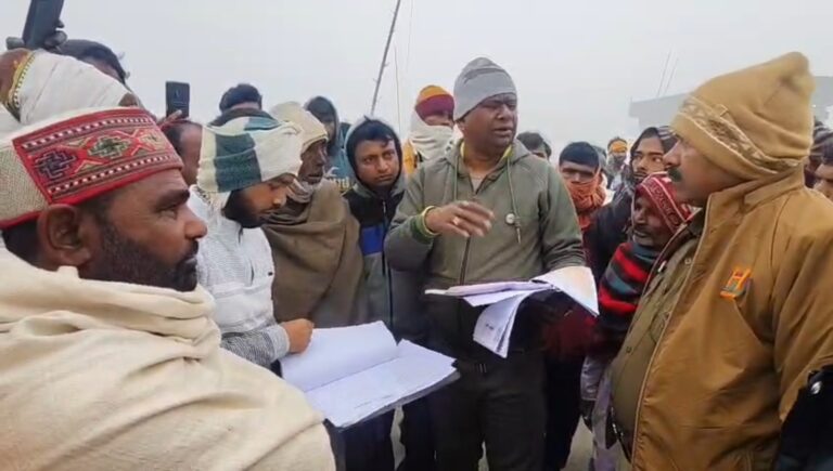 भूदान के पर्चाधारियों ने जमीन पर दखल कब्जा दिलाने की मांग को लेकर एसएच जाम कर किया प्रदर्शन