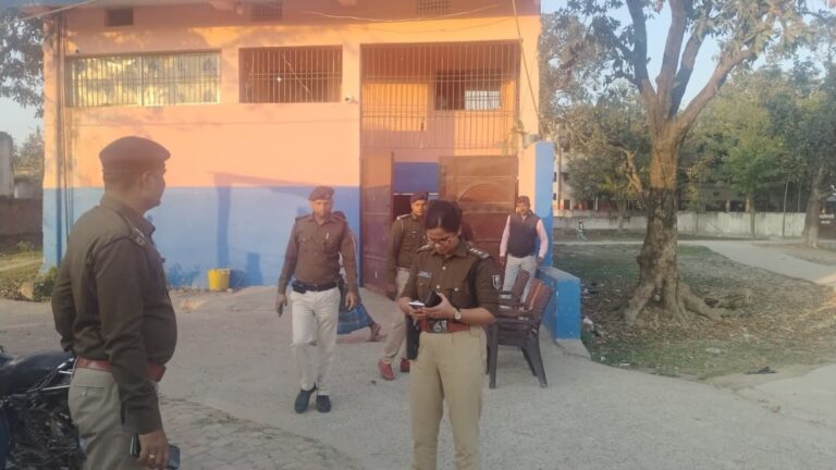 सेक्स रैकेट संचालन की सूचना मिलने पर महेशखूंट के आयुष रेस्ट हाउस में डीएसपी ने की छापेमारी