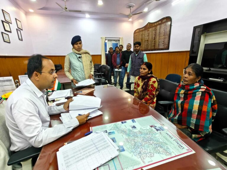 डीएम ने 100 लोगों की सुनीं समस्याएं
