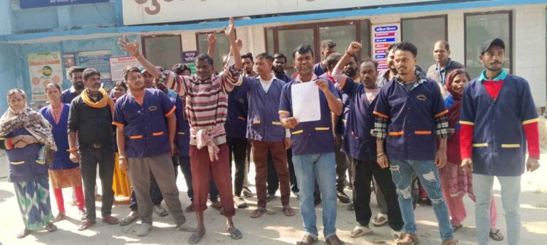 अस्पताल प्रबंधक पर दुर्व्यवहार का आरोप लगा सफाईकर्मियों ने किया प्रदर्शन