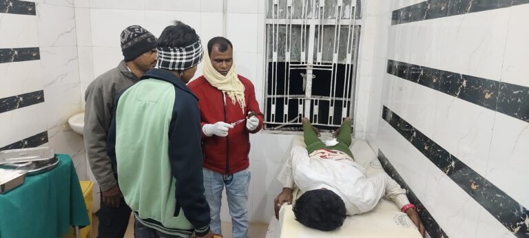 डीजे देख रहा किशोर पर चाकू से हमला