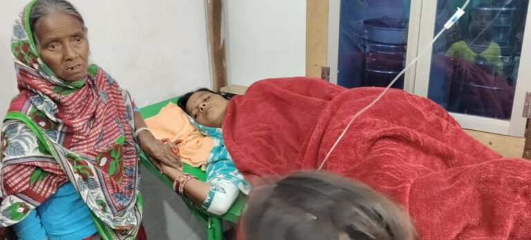 क्षतिग्रस्त पुलिया से पानी में गिरा ऑटो, दंपती गंभीर घायल