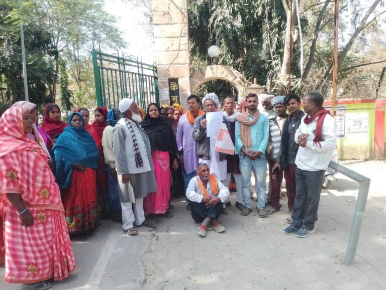 अखलासपुर की नयी बस्ती सेमरिया में नहीं बनी पक्की सड़क