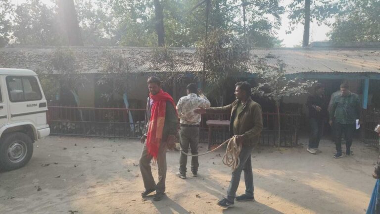 दो पशु तस्करों को स्थानीय लोगों ने पकड़ा, पुलिस को सौंपा