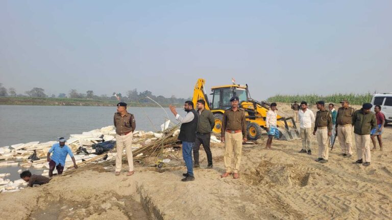 अवैध खनन पर प्रशासन का चला डंडा, कई नावों को किया गया नष्ट