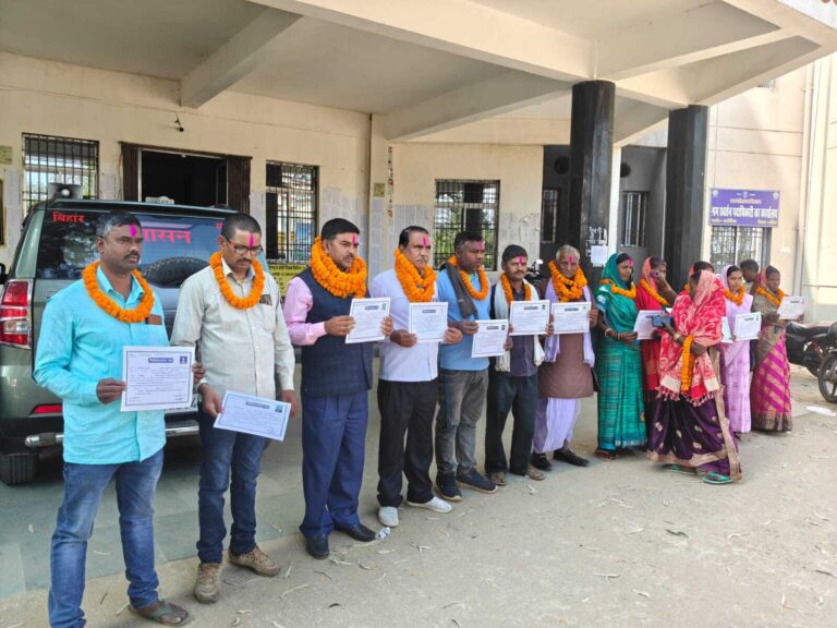 मनियां पैक्स से गोपाल यादव हुए निर्विरोध निर्वाचित, मना जश्न