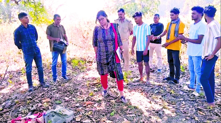 Rourkela News: घर से लापता नाबालिग जंगल में बेसुध मिली, परिजनों ने अस्पतालों में आइसीयू बेड नहीं मिलने से मौत का लगाया आरोप