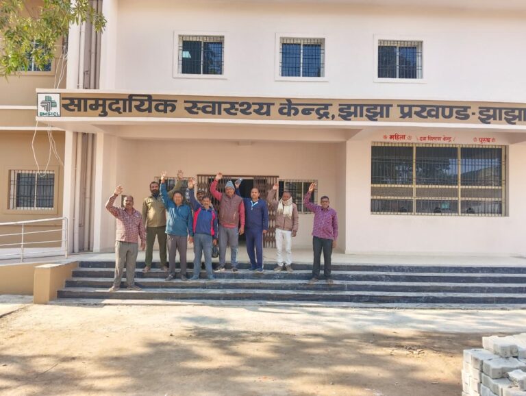 सीएचसी भवन निर्माण में अनियमितता का आरोप, ग्रामीणों ने किया प्रदर्शन, जांच की मांग