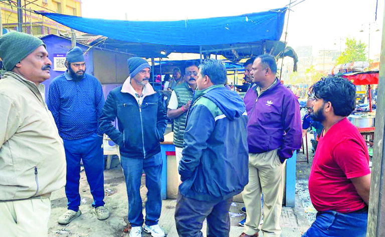 Rourkela News: बैंडबाजे के शोर के बीच चाय दुकानदार की चाकू घोंपकर हत्या, तीनों आरोपी फरार