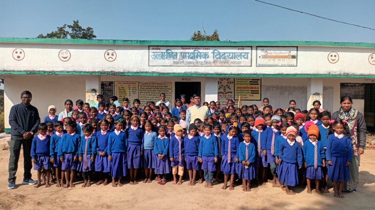 तोरपा के गढ़ा टोली स्कूल में बच्चे मुंडारी भाषा में करते हैं पढ़ाई