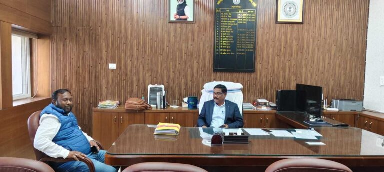 सड़कों को लेकर अभियंता प्रमुख से मिले विधायक