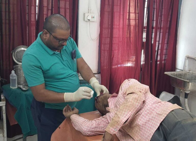 अनियंत्रित बाइक व साइकिल में हुई टक्कर, दो लोग गंभीर घायल