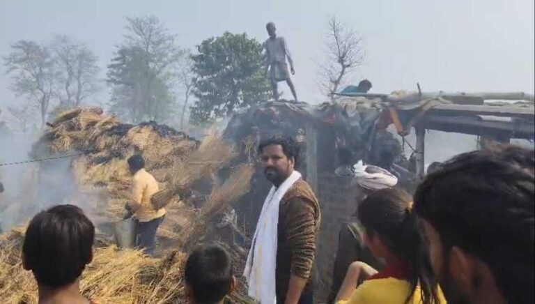 बलिया बेलौन में दमकल की मांग, आग से क्षति पहुंचा