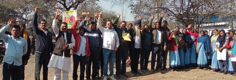 गेट मीटिंग में श्रमिक नेताओं ने मजदूरों से हड़ताल को सफल बनाने की अपील की