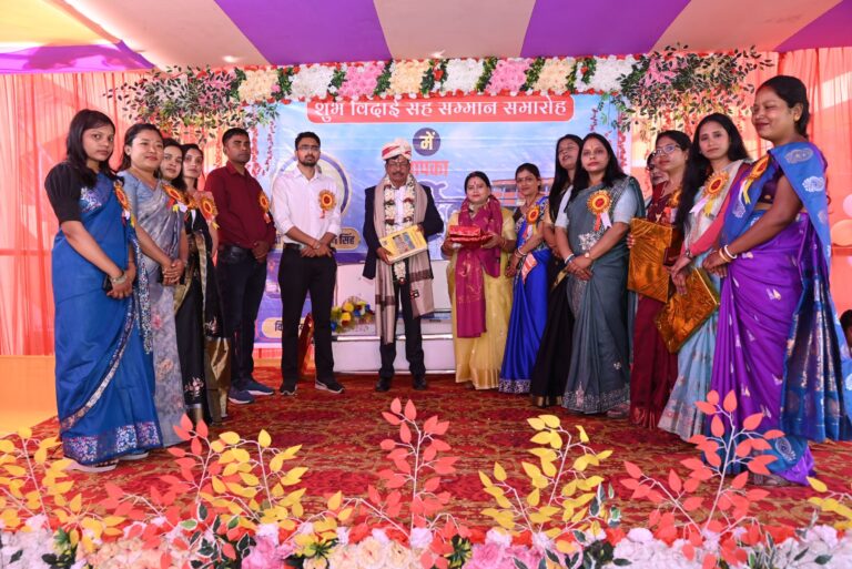 सेवानिवृत्ति  प्रधानाचार्य को दी गयी भावभीनी विदाई