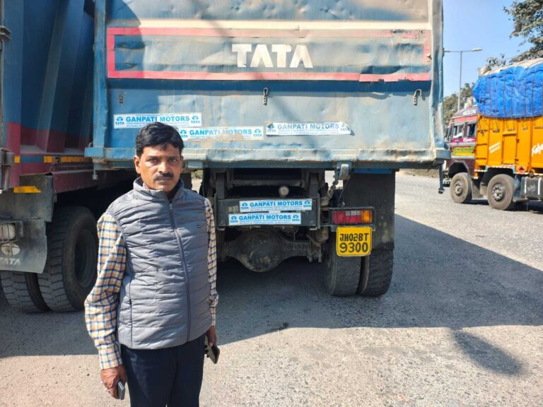ओवरलोड व बिना चालान वाले डेढ़ दर्जन ट्रक जब्त