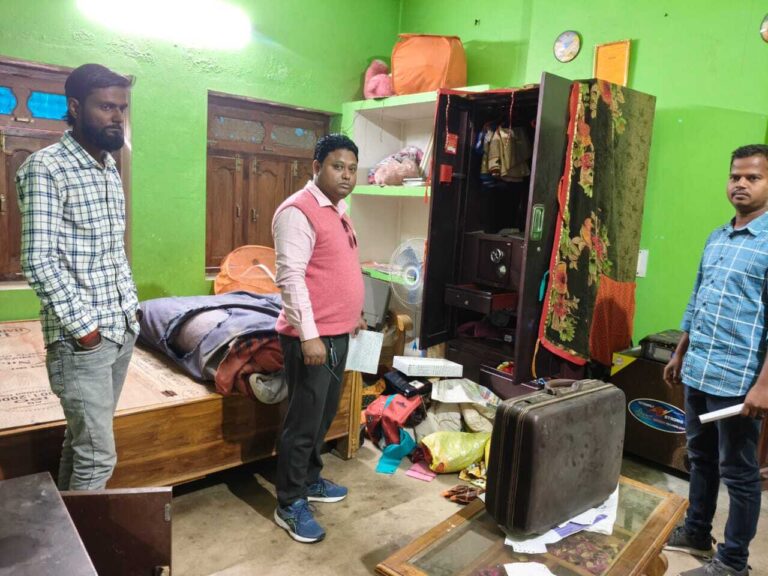 बैंक मैनेजर के घर भीषण चोरी, दस लाख का सामान ले गये चोर