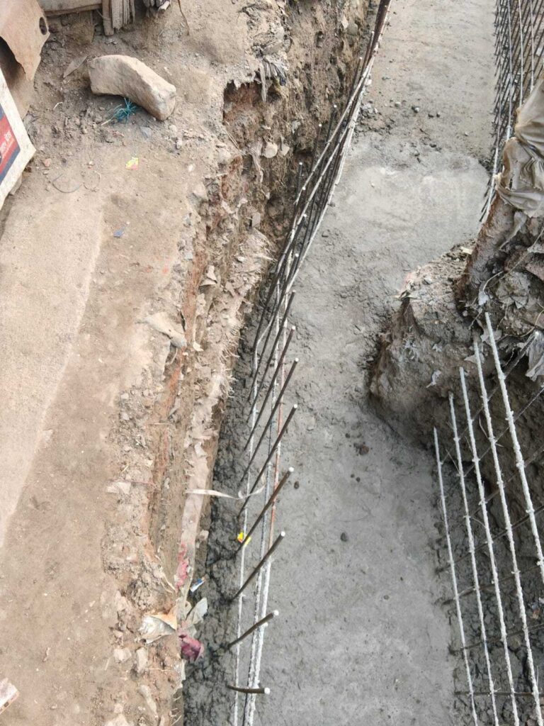 मुख्य बाजार में नाला निर्माण में घटिया सामग्री के उपयोग का आरोप