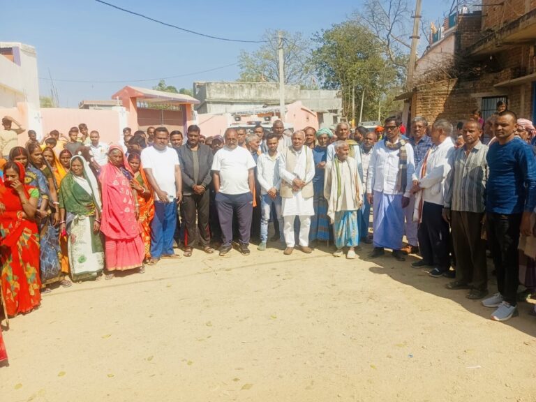Giridih News :भैया-बहिनी पहाड़ के समीप ट्रेंच खुदाई का ग्रामीणों ने किया विरोध