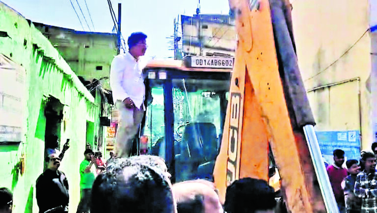 Rourkela News: अतिक्रमण हटाने पहुंची प्रशासनिक टीम से भिड़े विधायक, दुकान के सामने बैठ और बुलडोजर पर चढ़कर जताया विरोध