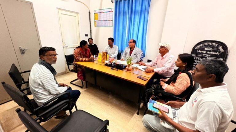 साप्ताहिक बैठक में नियमित टीकाकरण पर दिया जोर