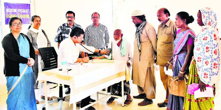 Rourkela News: आरएसपी के बहुआयामी स्वास्थ्य शिविर से बिसरा के 200 ग्रामीण लाभान्वित