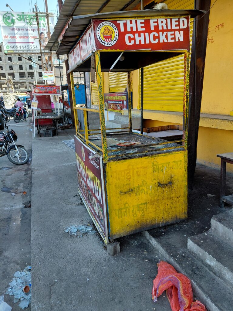 Dhanbad News: गोल बिल्डिंग में दुकानदार से विवाद के बाद युवक ने बम फोड़ा, गिरफ्तार