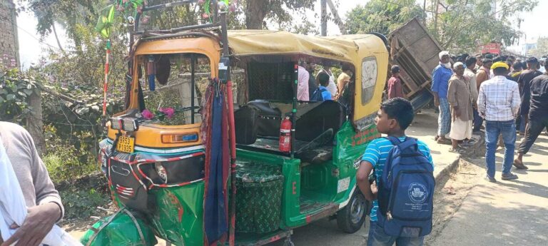 ट्रैक्टर व ऑटो की टक्कर में चार गंभीर,  यातायात  हुआ बाधित