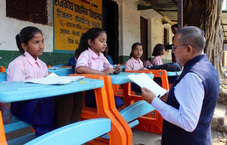 Bokaro News : बच्चे ने डीसी से कहा-सर, मेरी कॉपी को चूहे ने खा ली…