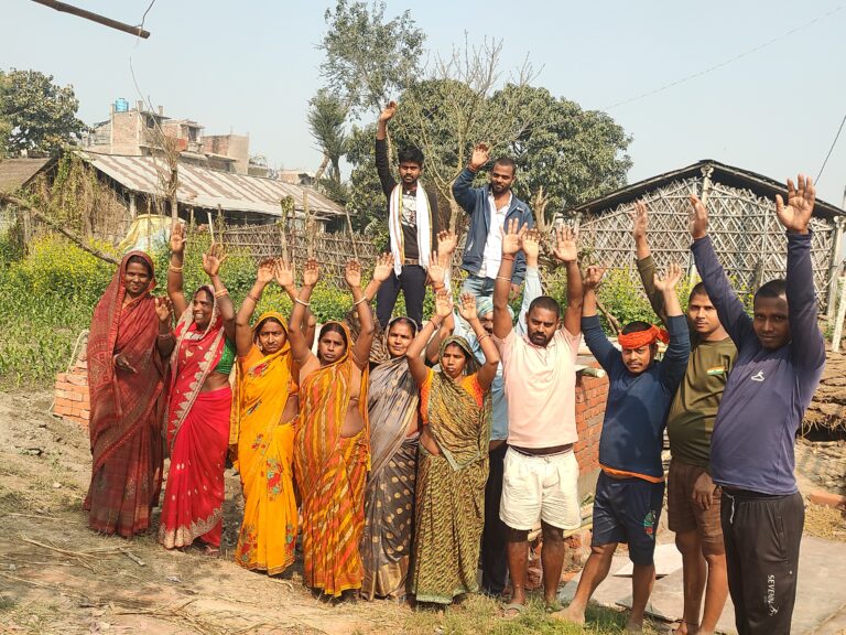 अनियमितता को लेकर ग्रामीणों ने किया प्रदर्शन