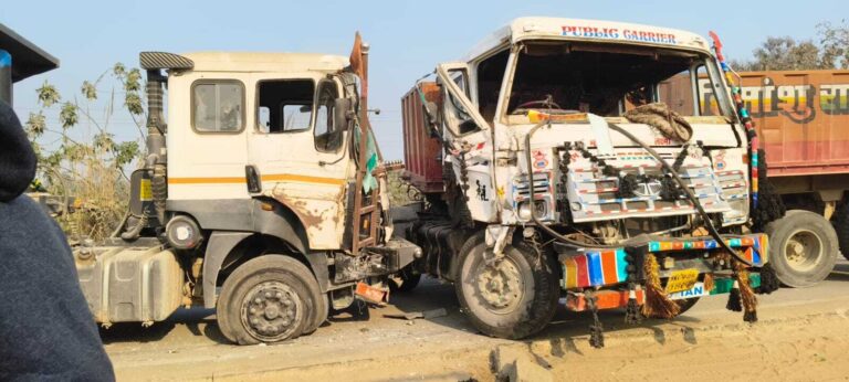गलत लेन में जा रहे ट्रक ने हाइवा को मारी टक्कर