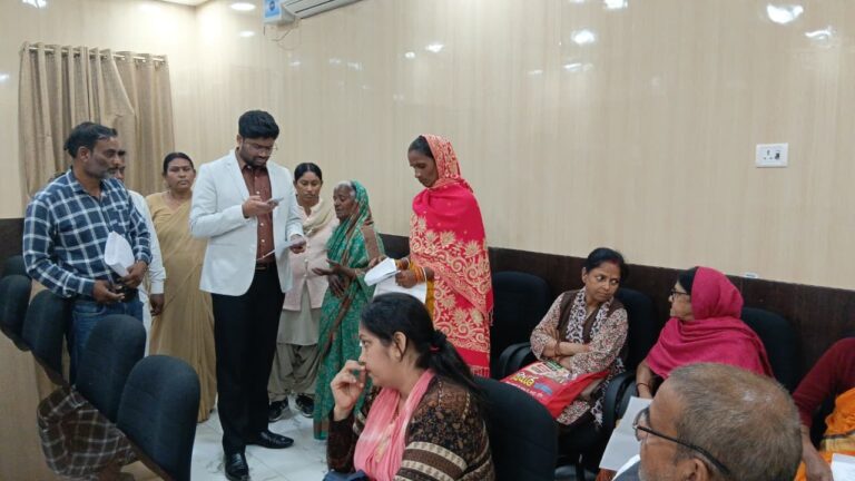 बेटों की शिकायत लेकर पहुंची बुढ़ी मां, डीएम ने एसडीओ को दिया कार्रवाई का निर्देश