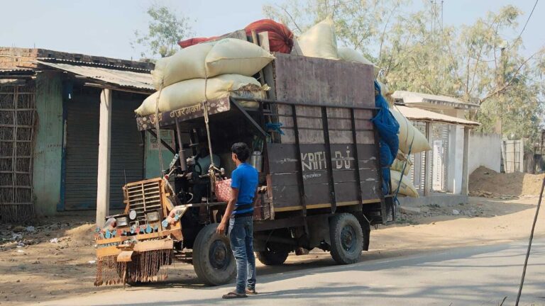 रोक के बावजूद जुगाड़ वाहन का धड़ल्ले से हो रहा परिचालन
