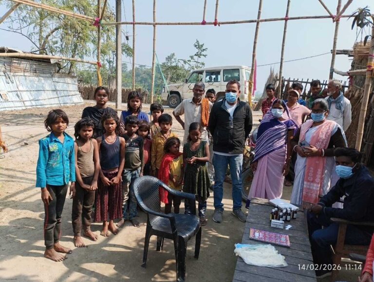 फुलकाहा के शर्मा टोला में चिकन पॉक्स पीड़ित बच्चों का शुरू हुआ इलाज