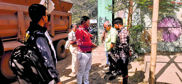 Rourkela News: हाइवा ने कार में पीछे से मारी टक्कर, बाल-बाल बचे जीएसटी अधिकारी