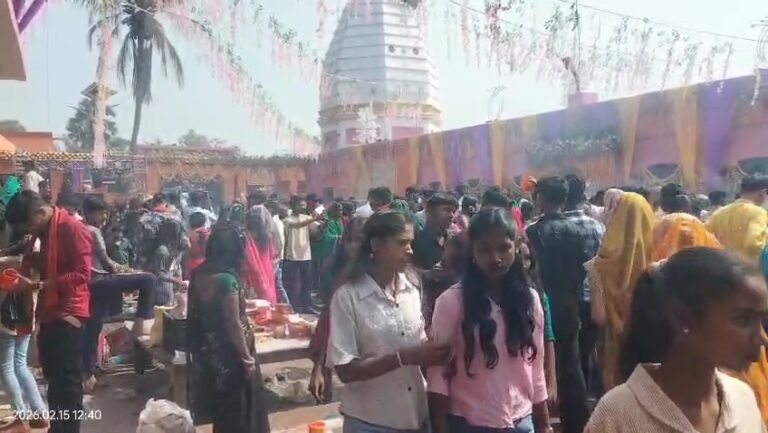 धनकुंडनाथ शिव मंदिर प्रांगण में पूजा-अर्चना के लिए उमड़े श्रद्धालु